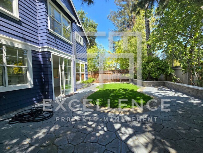 Building Photo - Beautifully Updated 3/2.5 House with Open ...