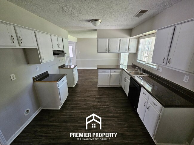 Building Photo - Spacious 3BR/2BA in 38115 | Soaring Ceilings & Floor-to-Ceiling Fireplace