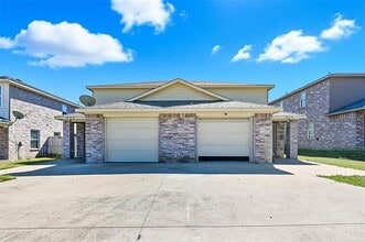 Building Photo - 835 E College St