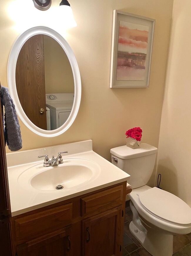 Half bathroom - 7 Clubhouse Dr