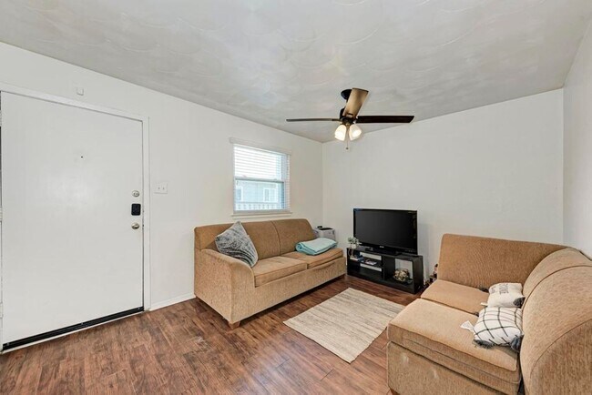 Building Photo - Amazing 1 bedroom off Manor rd.  Central Austin at its finest