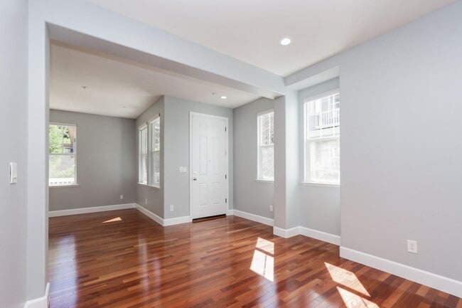 Building Photo - 3 Bed / 2.5 Bath beautiful end unit townhome with tons of upgrades. YouTube Tour!!