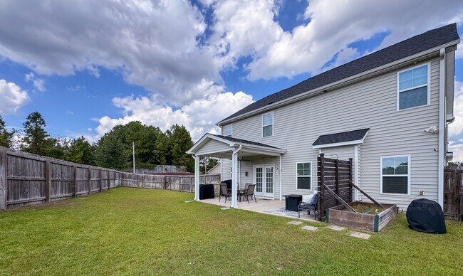 Building Photo - Gorgeous 4 Bed 2.5 Bath Home with Fenced Backyard