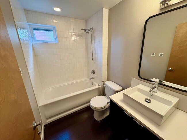 Building Photo - Beacon Hill Townhouse