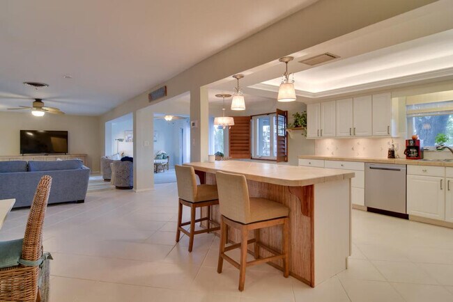 Building Photo - 301 N Tessier Dr