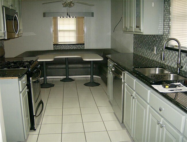 Building Photo - 5815 Farwell Dr