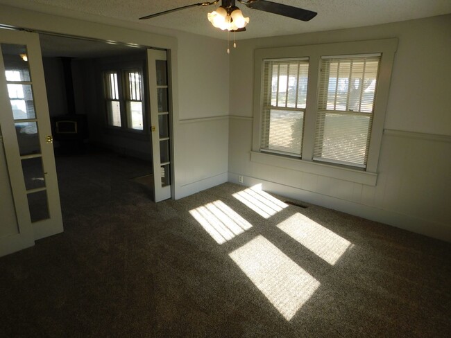 Building Photo - Quaint 3 bedroom/1 bath House in Augusta, KS!
