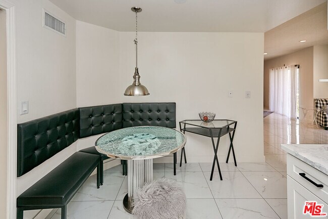 Building Photo - 4444 Wilshire Blvd