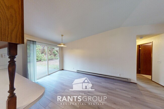 Building Photo - 832R