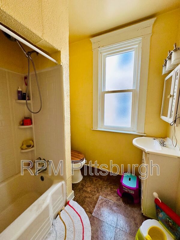 Building Photo - 828 Mellon St