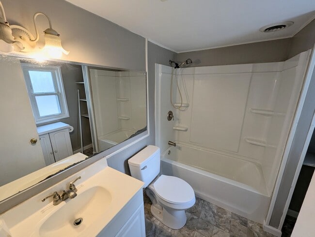 Building Photo - Living Large in Lemay - Section 8 Friendly!