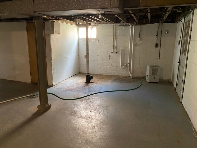 Building Photo - 226 Henquin Dr