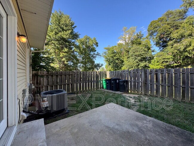 Building Photo - 2067 Chadwick Terrace