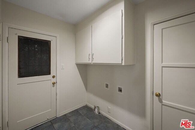 Building Photo - 9149 Hillsboro Dr