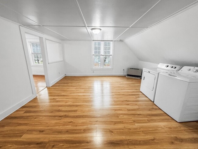 Building Photo - 230 King St