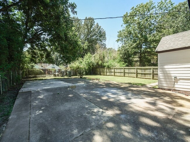 Building Photo - 3 Bed, 2 Bath near UOM