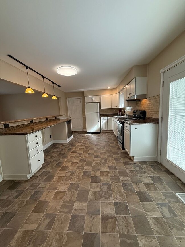 Building Photo - 3 Bedroom House Available Now!