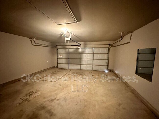 Building Photo - 1933 Autumn Way