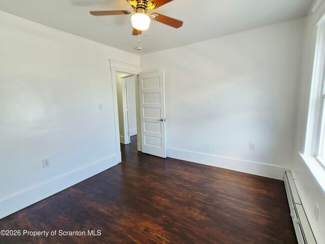 Building Photo - 215 Taft St