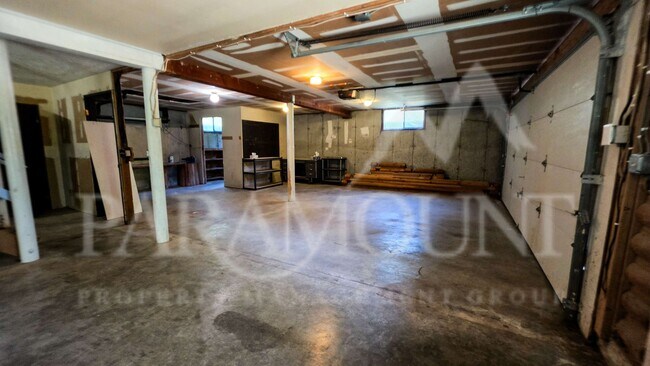Building Photo - Spacious Log Home with Acreage!
