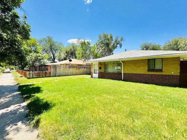 Primary Photo - 3 bed 1 bath duplex near RiNo and City Par...