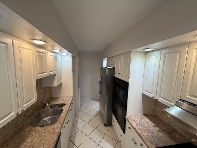 Building Photo - 19707 Turnberry Way