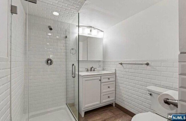 Building Photo - 454 Undercliff Ave