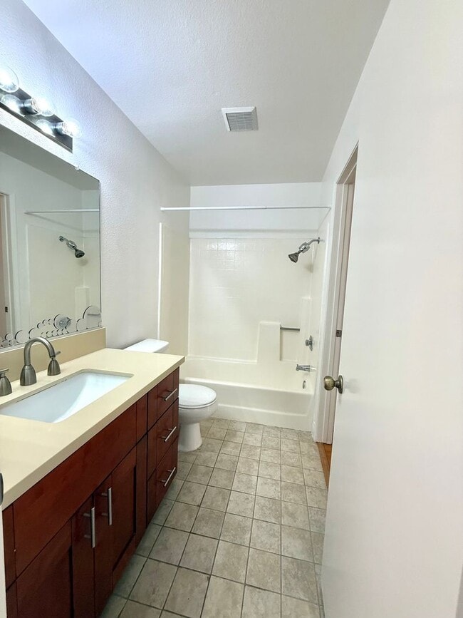 Building Photo - 2 Bedroom 2 bath Condo in Irvine