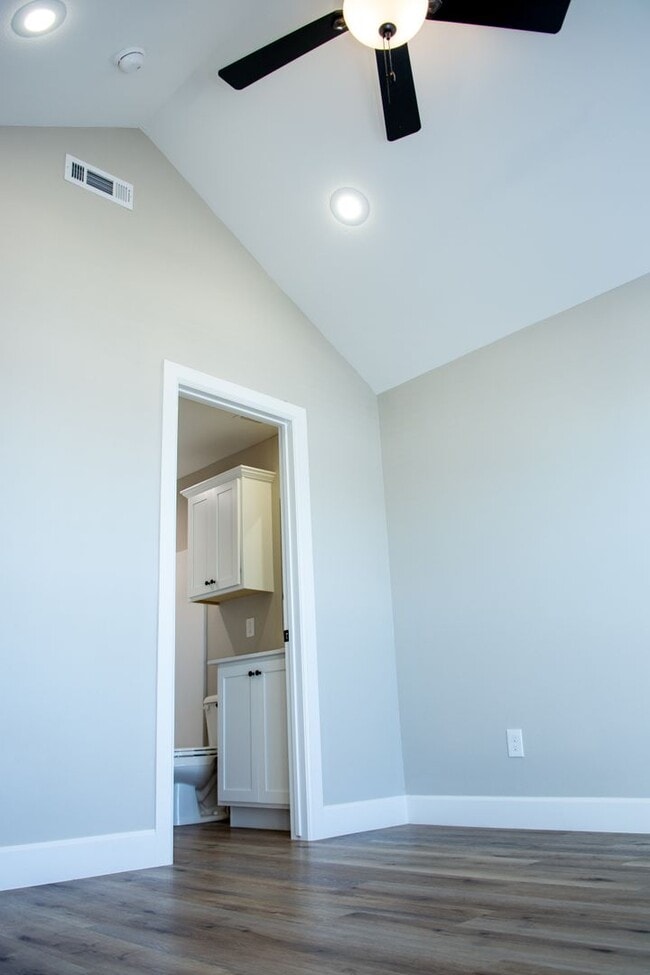 Building Photo - New 3 Bedroom / 2.5 Bathroom Townhome in D...
