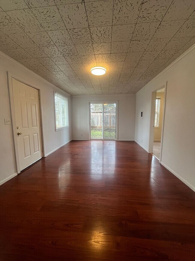 Building Photo - Cozy Cottage close to everything!