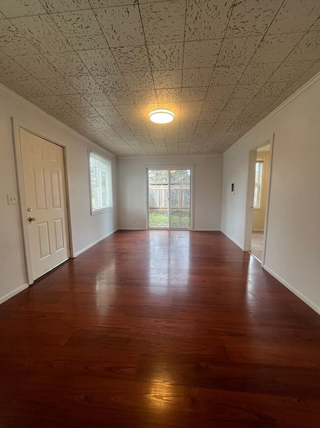 Building Photo - Remodeled 2-Bedroom Bungalow!