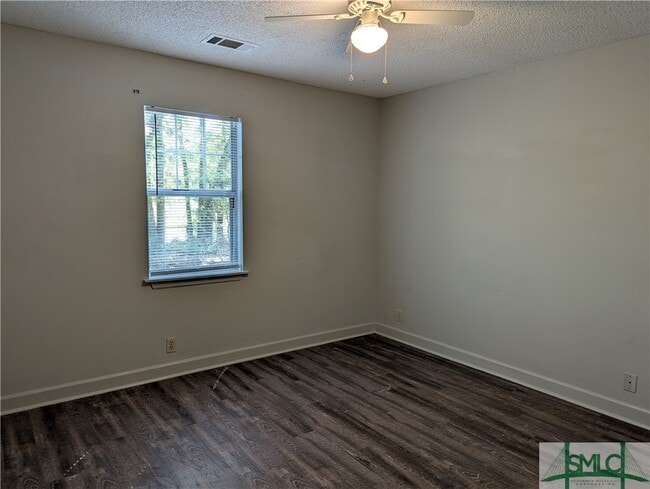 Building Photo - 1039 N Ash St