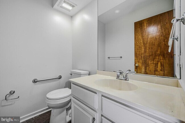 Building Photo - 207 Steeplechase Cir