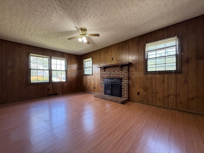 Building Photo - 1804 Sherwood Dr