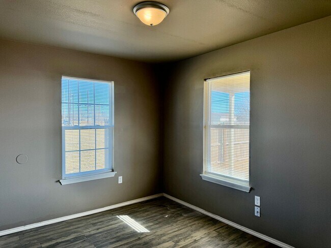 Building Photo - Newer Build 3/2/1 on Quiet Street!