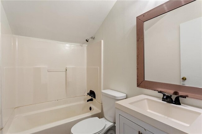 Building Photo - 2866 Highland Dr SE