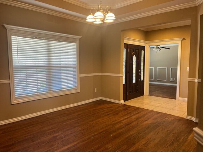 Building Photo - Bentonville 4 bedroom 3 car garage home near trails & Bentonville Square!