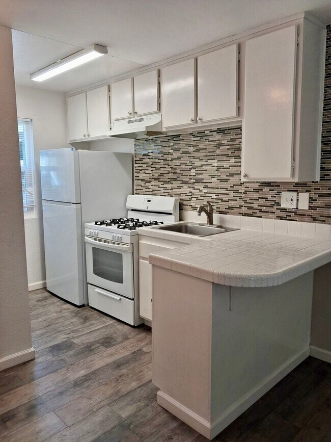 Building Photo - Studio in Golden Avenue community - comes with AC, parking, laundry onsite!