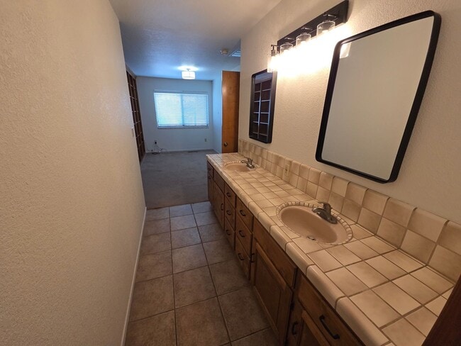 Building Photo - Gorgous 3 Bedroom 2/5 Bath Country Home