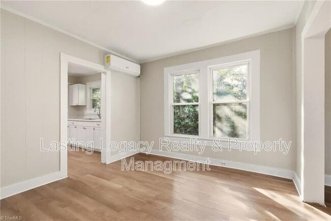 Building Photo - 2051 Bloomfield Dr