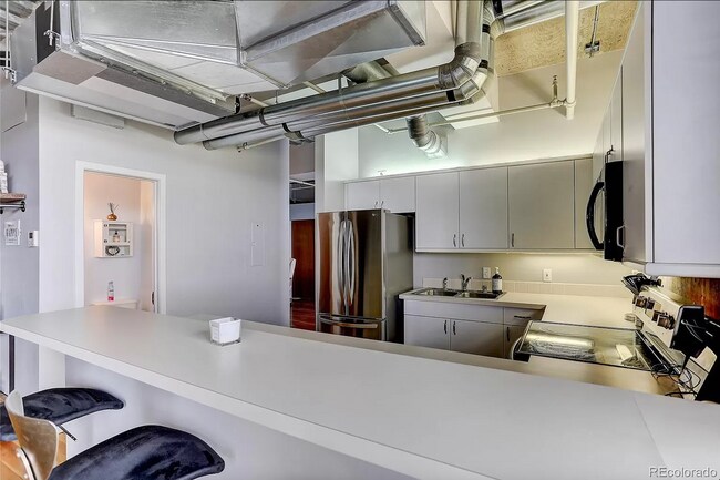 Building Photo - Beautiful and Spacious Loft-Style Condo 1 Bed/1.5 Bath Near Ballpark