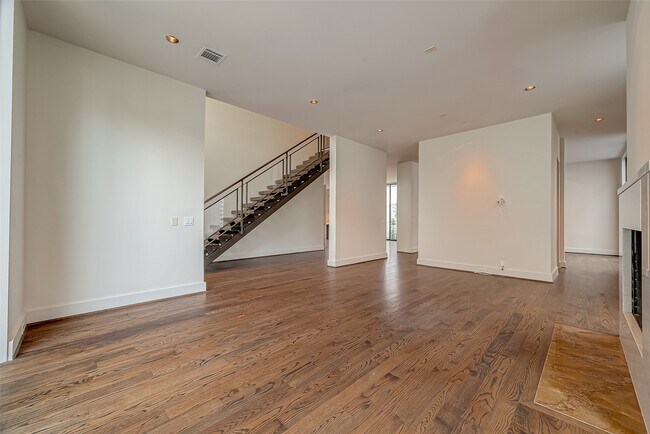 Building Photo - 2114 Potomac Dr