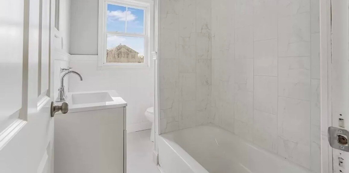 Building Photo - 475 Tecumseh St