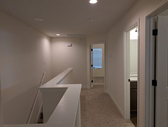 Building Photo - 1 MONTH FREE RENT / Close to HWY for Commu...