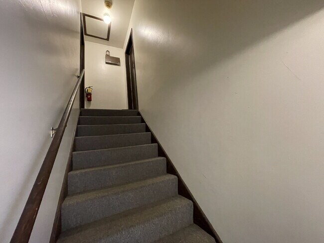 Building Photo - FRESHLY PAINTED 2BR, 1BA condo, close to RT59 shopping and restaurants. NAPERVILLE 203 SCHOOLS!