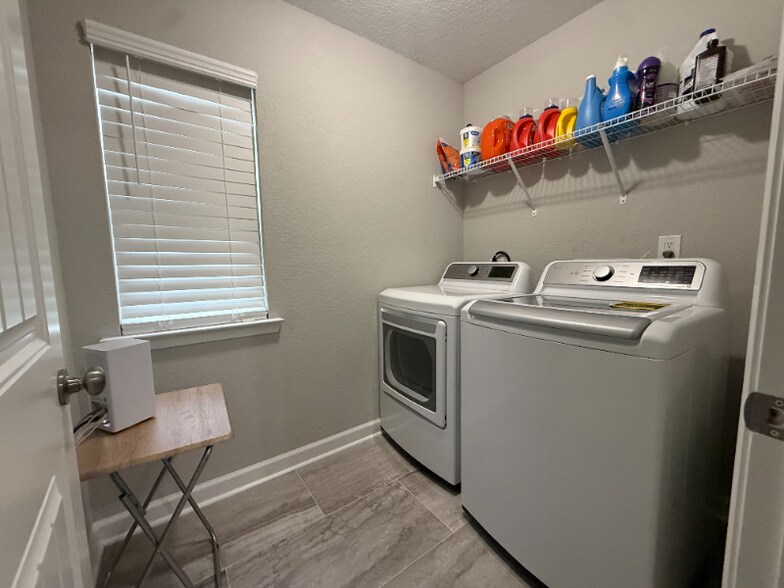 Building Photo - 1614 Hawthorne Dr