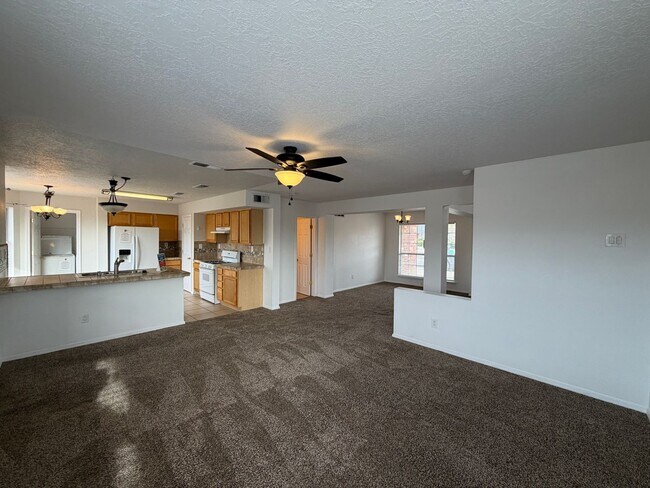 Building Photo - 3 Bedroom Home Available Near Paseo Del Norte Blvd NE & Rainbow Blvd NW!