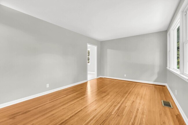 Building Photo - 613 Channell Dr