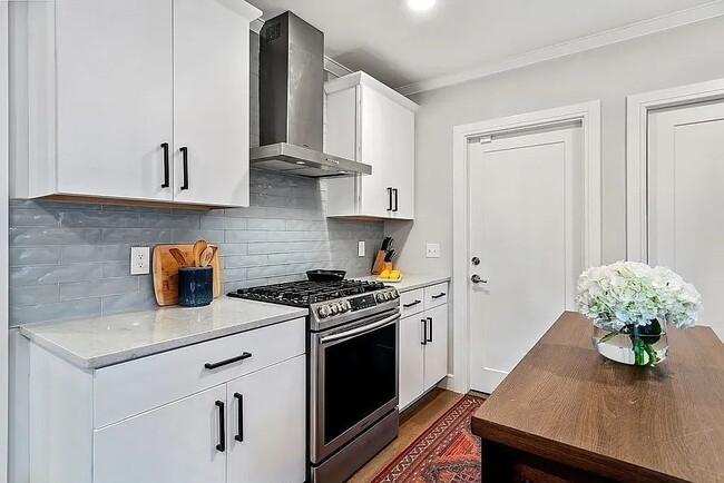 Building Photo - "Charming 1-Bedroom Haven in Boston's Vibrant Neighborhood!"