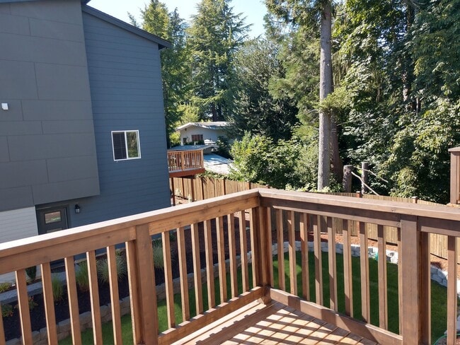 Building Photo - Stunning Contemporary Townhouse-Lynnwood